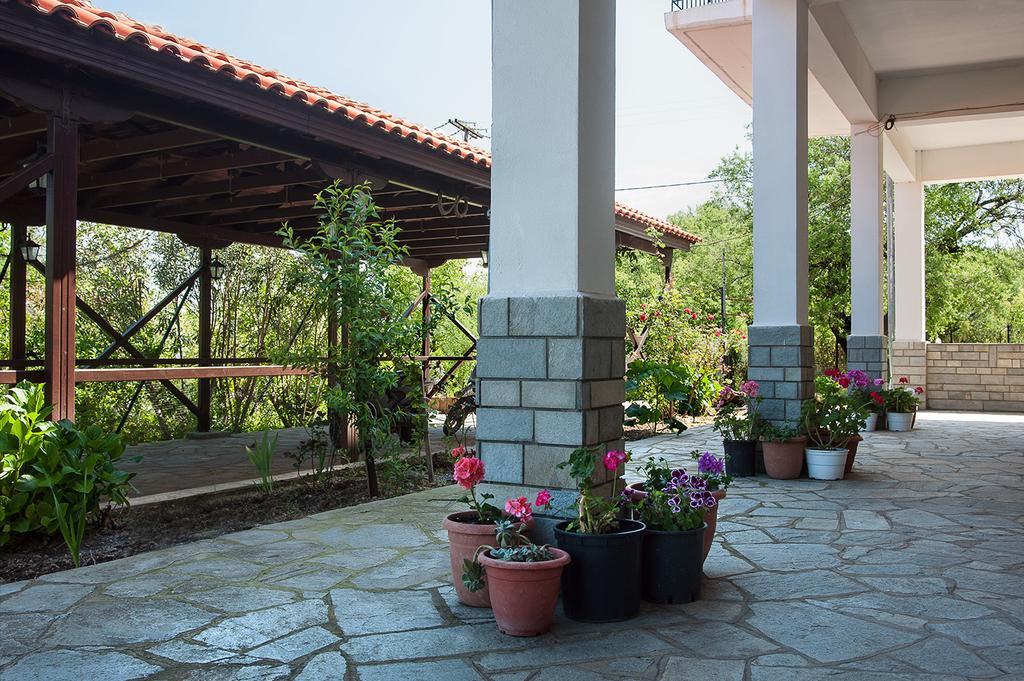 Meraklis Rooms Kariotes Bagian luar foto