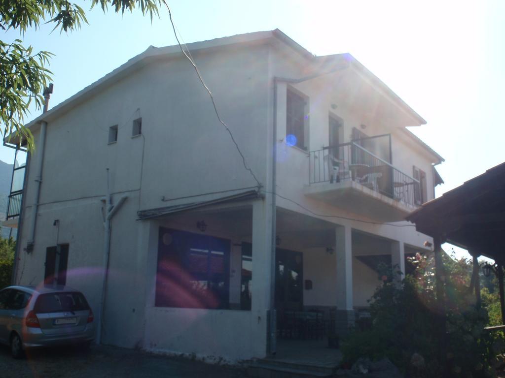 Meraklis Rooms Kariotes Bagian luar foto