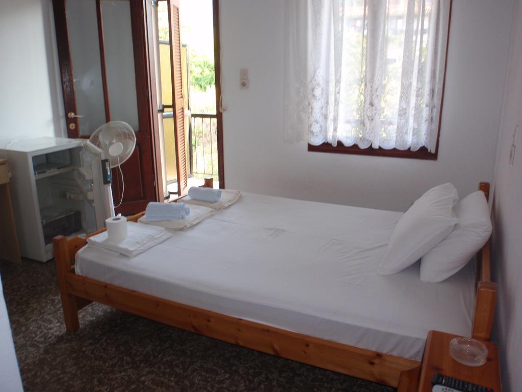 Meraklis Rooms Kariotes Bagian luar foto