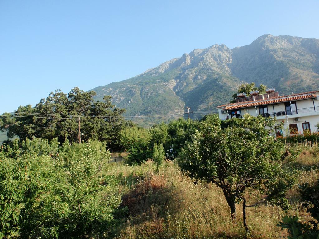 Meraklis Rooms Kariotes Bagian luar foto
